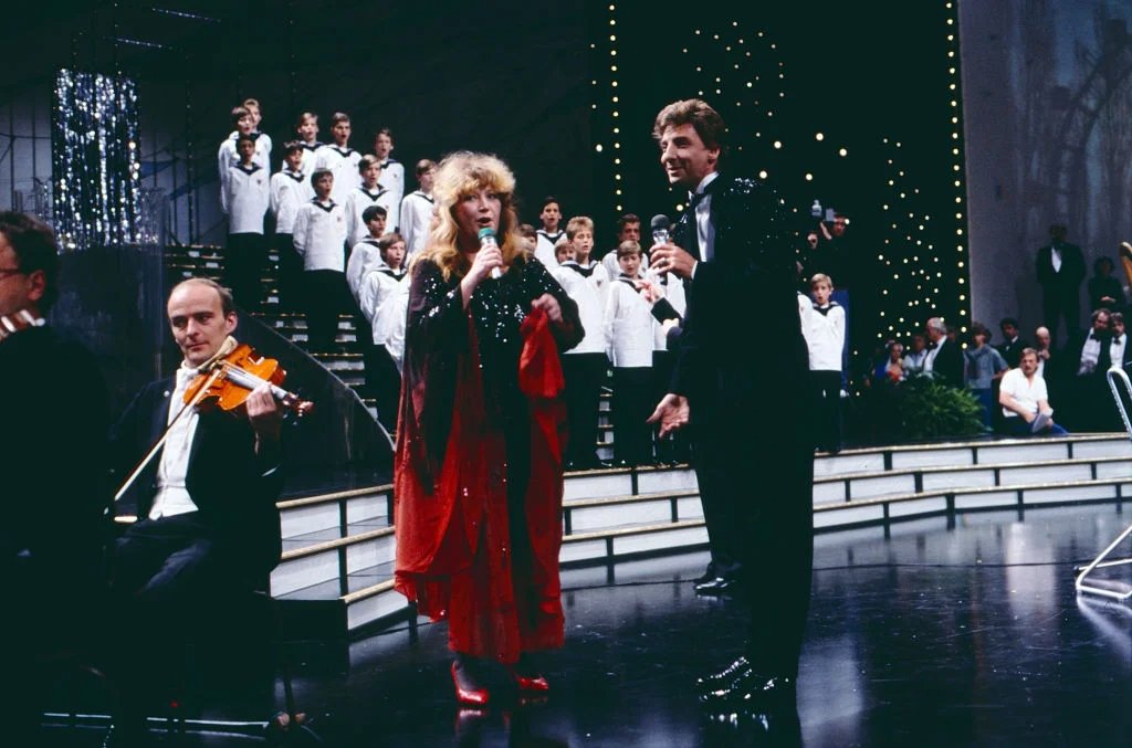 Alla Pugacheva and Barry Manilow at a concert in Vienna, 1987. Photo: kpa / United Archives / Getty Images