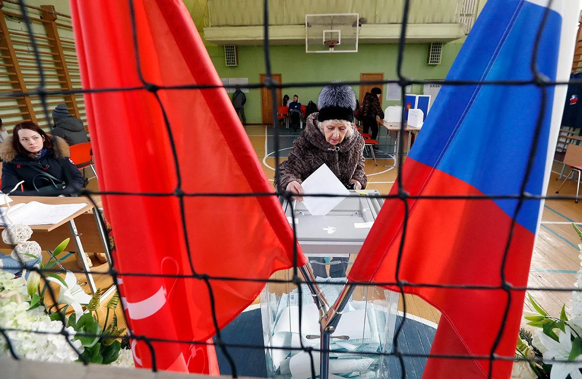A woman voting at a polling station in St. Petersburg during the 2018 presidential election. Photo: Anatoly Maltsev / EPA-EFE