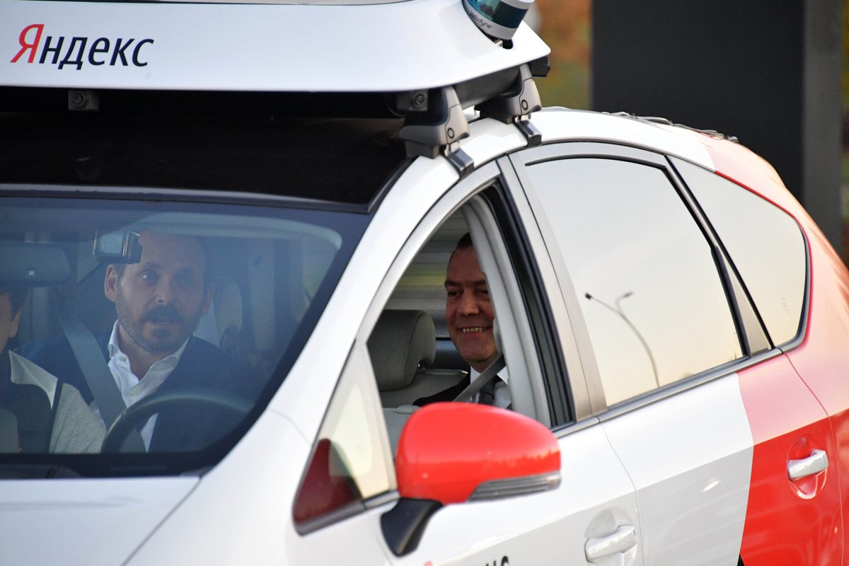 Дмитрий Медведев (справа) и Аркадий Волож осматривают самодвижущееся такси «Яндекс» в «Сколково», Москва, 16 октября 2018 года. Фото: Александр Астафьев / Спутник / Kremlin / EPA-EFE