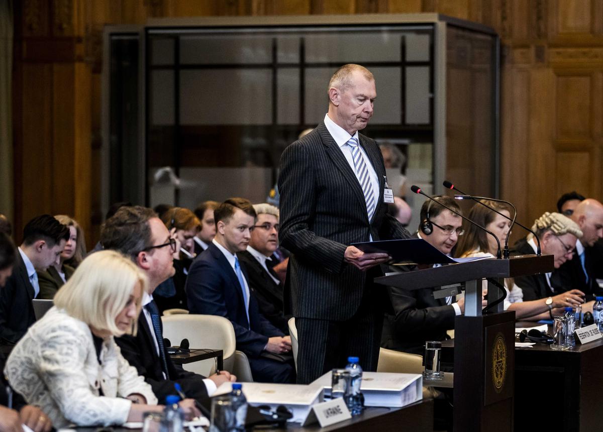 Александр Шульгин, посол России в Нидерландах, готовится выступить в Международном Суде в Гааге, Нидерланды, 08 июня 2023 г. Фото: EPA-EFE/REMKO DE WAAL