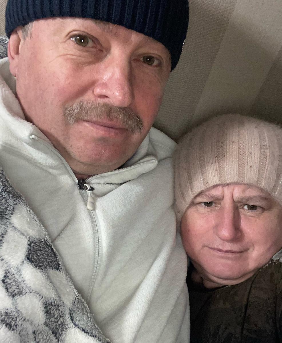 Жительница Подольска с супругом носят шапки в квартире. Фото: «Климовск Онлайн» / VK
