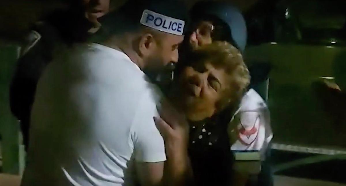 Рахель Эдри сразу после освобождения на руках у своего сына Эвьятара. Фото: скрин видео