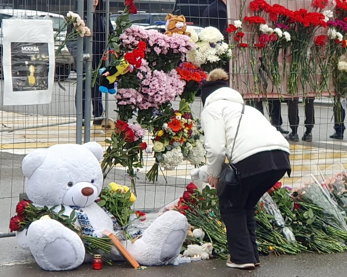 Плюшевый мишка и цветы на стихийном мемориале в память о жертвах теракта в Крокус Сити Холле в Красногорске, Россия, 24 марта 2024 года. Фото: YONHAP SOUTH KOREA OUT/EPA-EFE