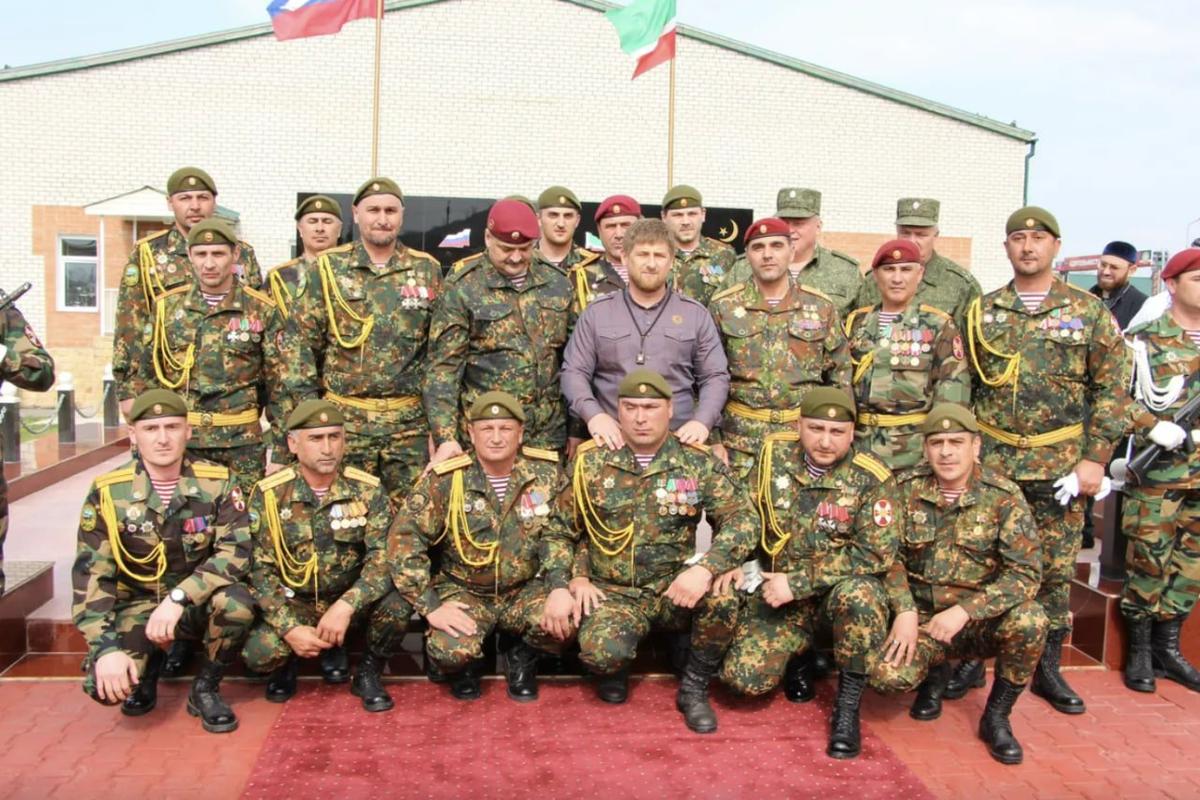 Рамзан Кадыров (в центре) и Али Заиев (по центру нижнего ряда). Фото: «Важные истории»
