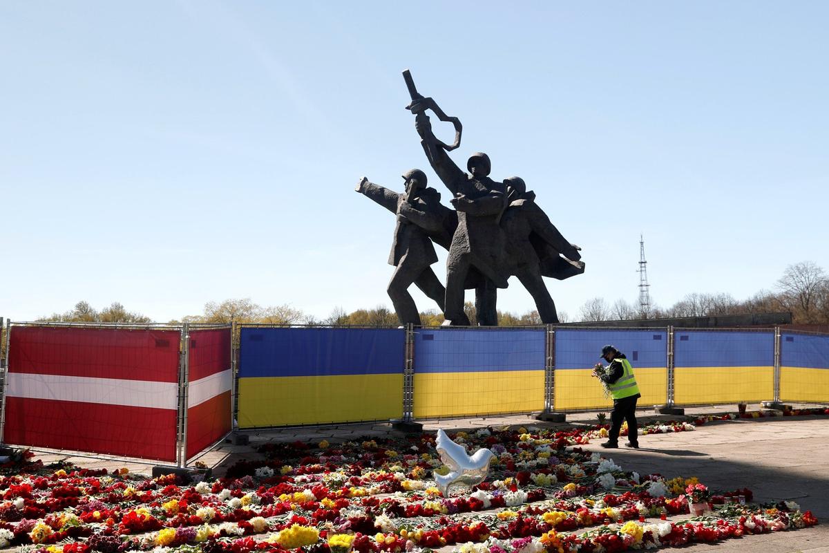 «Памятник освободителям» в Риге, 9 мая 2022 года. Фото: EPA-EFE