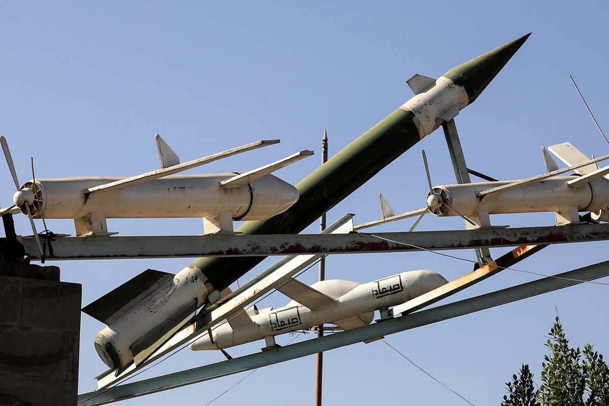 Макеты беспилотников и ракет, сделанные хутистами, выставлены на площади в Сане, Йемен, 10 января 2024 года. Фото: Yahya Arhab / EPA-EFE