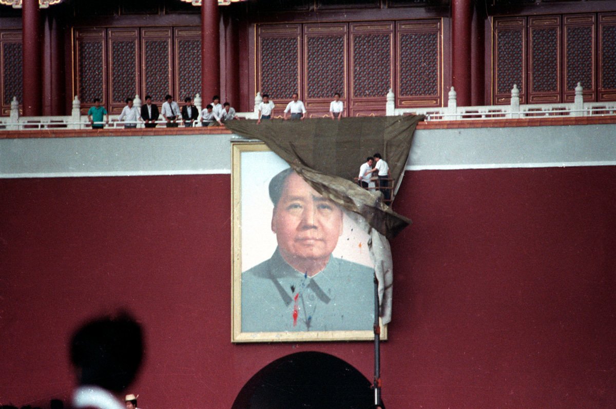 Рабочие пытаются завесить портрет Мао Цзэдуна на площади Тяньаньмэнь в Пекине после того, как его облили краской, 23 мая 1989 года. Фото: Ed Nachtrieb / Reuters / Scanpix / LETA