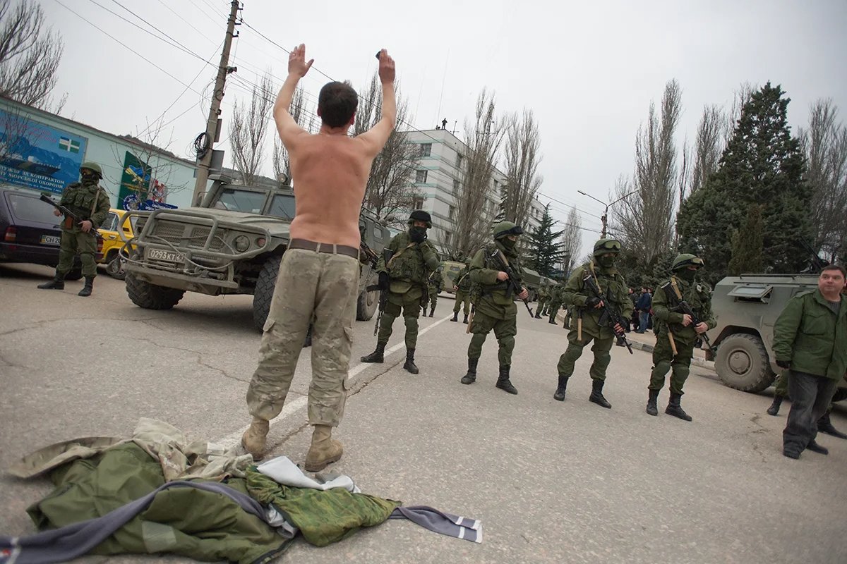 A Ukrainian man asks Russian soldiers to leave near a Ukrainian military base in Balaklava, Crimea, 1 March 2014. Photo: EPA/ANTON PEDKO