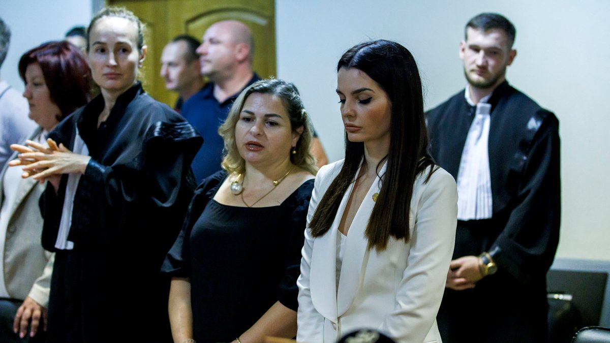 Светлана Попан и Евгения Гуцул. Фото: Dumitru Doru / EPA