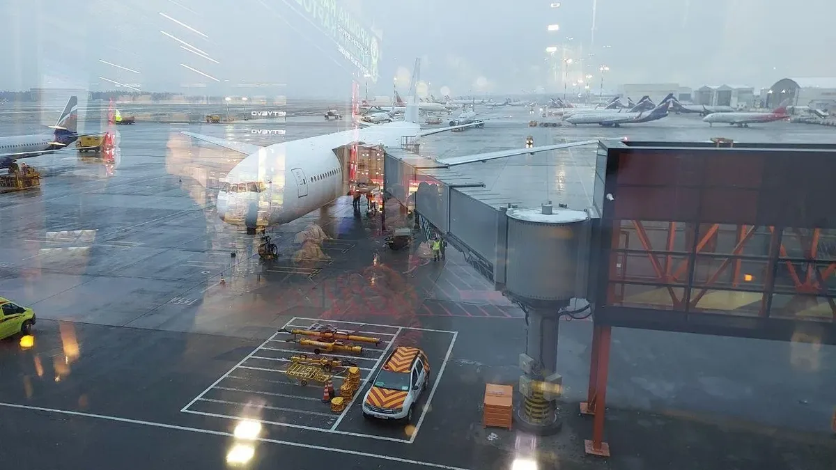 Пассажирский Boeing совершил экстренную посадку в Шереметьево из-за поломки двигателя