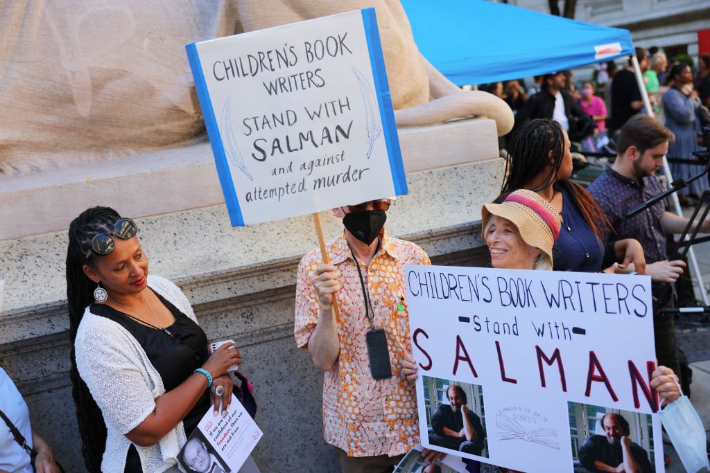 Протестующие в поддержку Салмана Рушди в Нью-Йорке. Фото: Michael M. Santiago/Getty Images