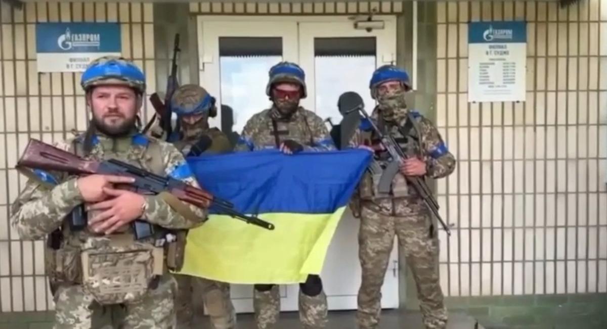 AFU troops outside a Gazprom building in the town of Sudzha in Russia’s Kursk region, 9 August 2024. Photo: UNIAN