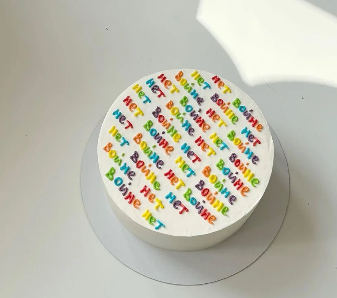 'No to war'. Instagram: bakery_xoxo