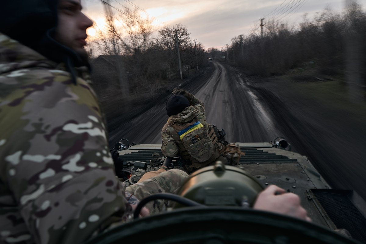 Украинские солдаты по дороге к городу, окраина Авдеевки, 14 февраля 2024 года. Фото: Влада Либерова / Libkos / Getty Images