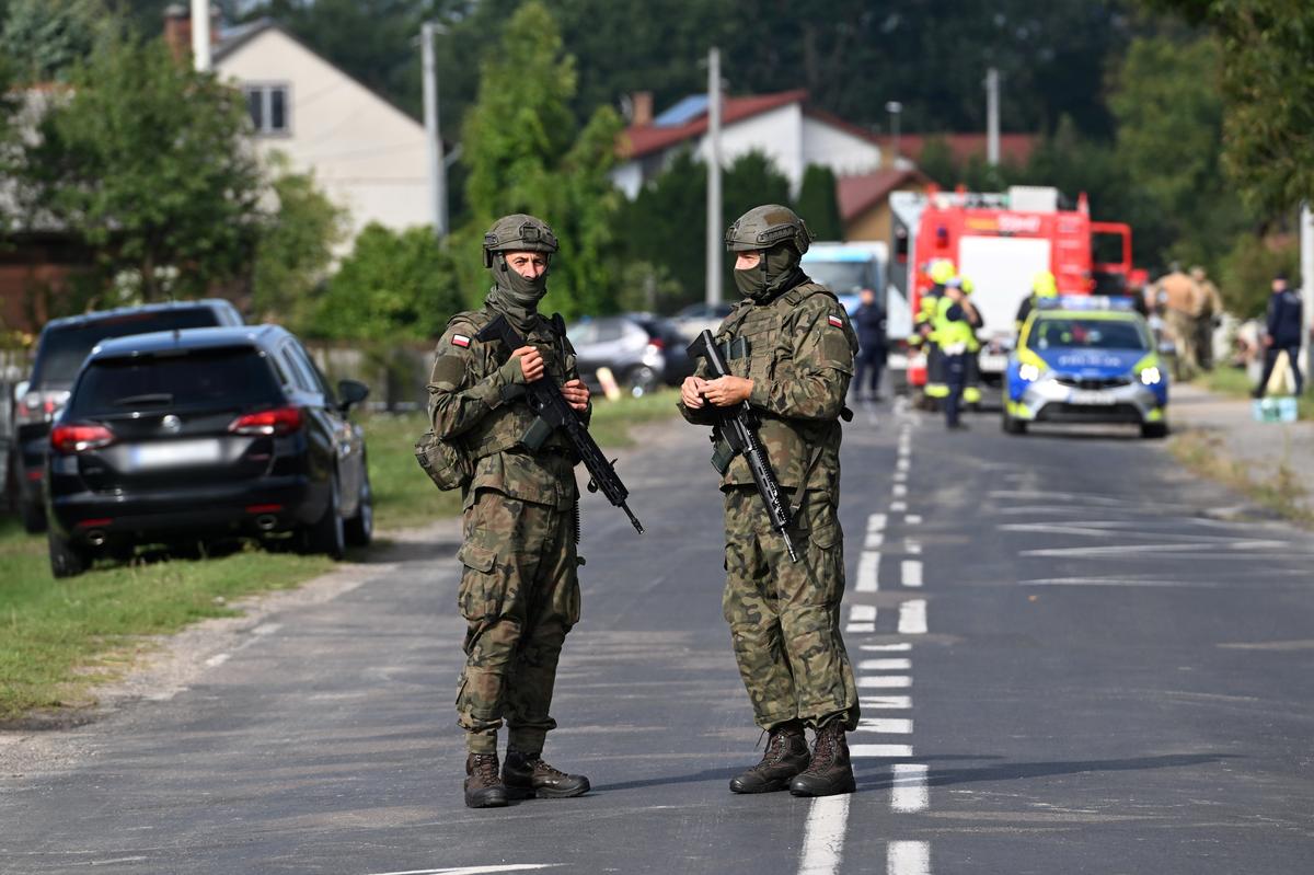 Polish troops and first responders outside a house that had its roof damaged by a drone in Wyryki, eastern Poland, 10 September 2025. Photo: EPA / WOJTEK JARGILO