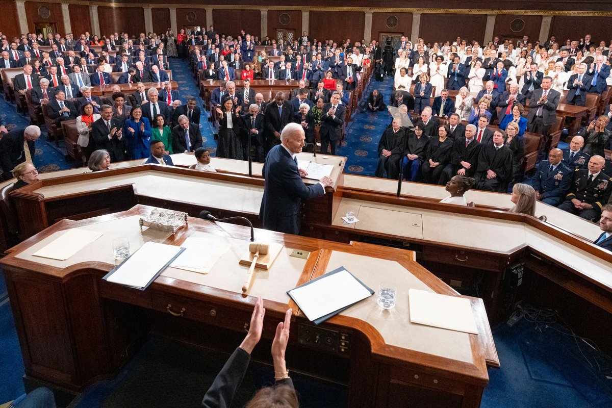 Конгрессмены и слушатели аплодируют Джо Байдену после речи на совместном заседании Конгресса в Капитолии в Вашингтоне, округ Колумбия, США, 7 марта 2024 года. Фото: Alex Brandon / EPA-EFE