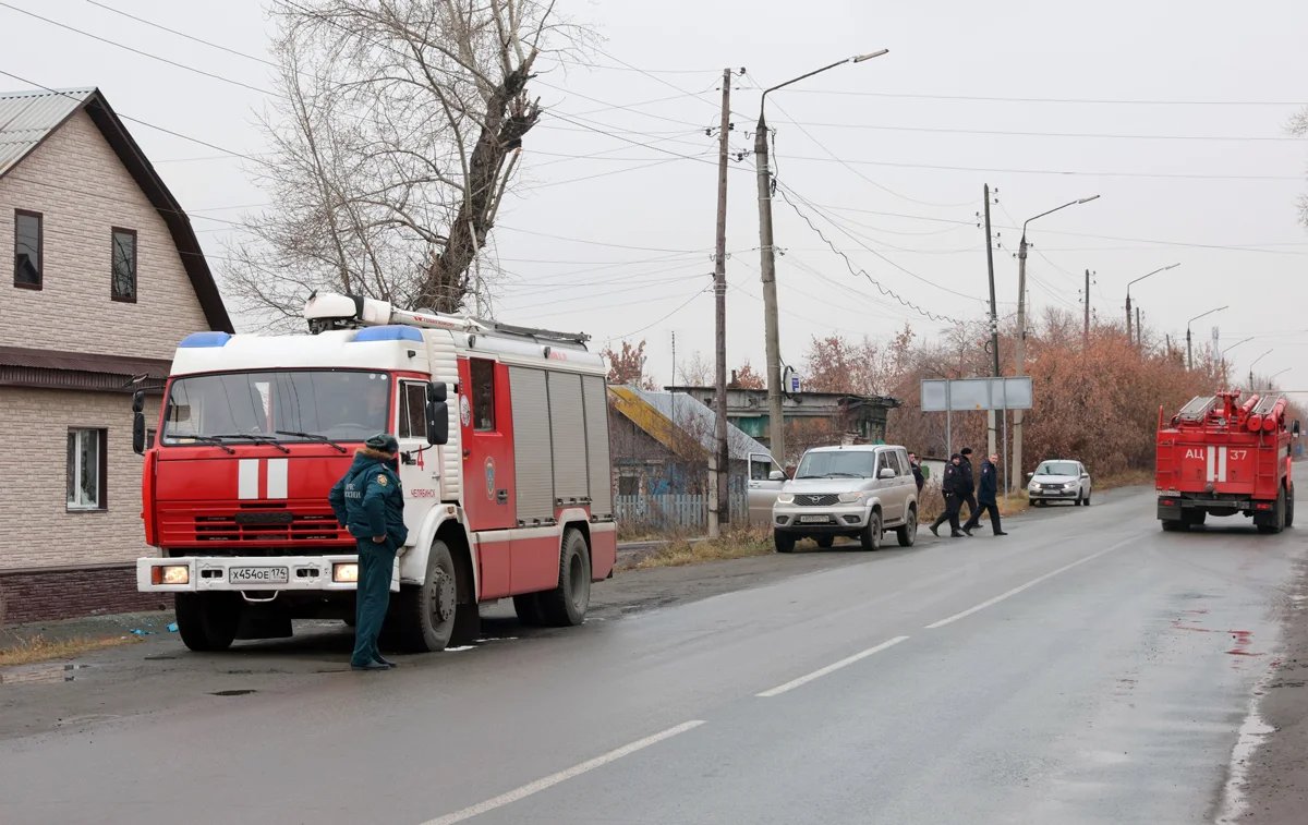 Fire engines and police officers on the road to Korkino, 27 October 2024. Photo: Marina Moldavskaya / Kommersant / Sipa USA / Vida Press