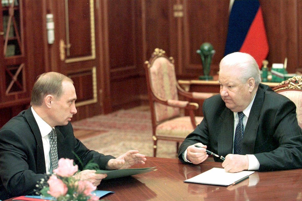 Президент России Борис Ельцин беседует с секретарем Совета безопасности и главой Службы безопасности России Владимиром Путиным во время их встречи в Московском Кремле, вторник, 13 апреля 1999 года. Фото: EPA Photo/ITAR-TASS