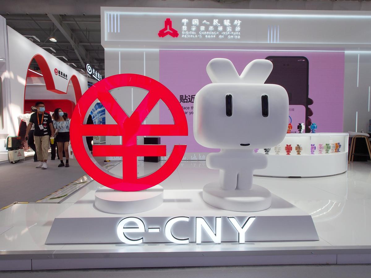 Стенд Научно-исследовательского института E-CNY на Китайской выставке услуг 2022 года в Пекине. Фото: Getty Images