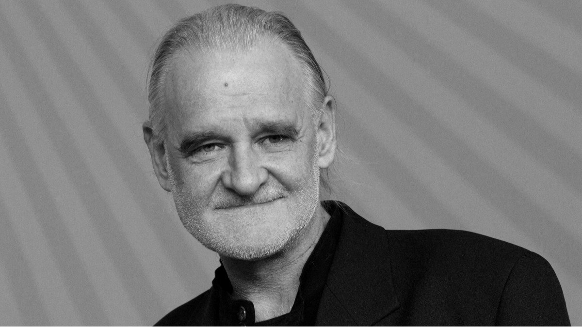 «Вбегает мёртвый господин и молча удаляет время»