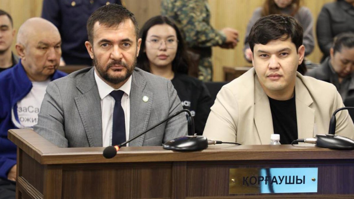Айтбек Амангельды, брат убитой Салтанат Нукеновой (справа). Фото: Верховный суд Республики Казахстан / Telegram