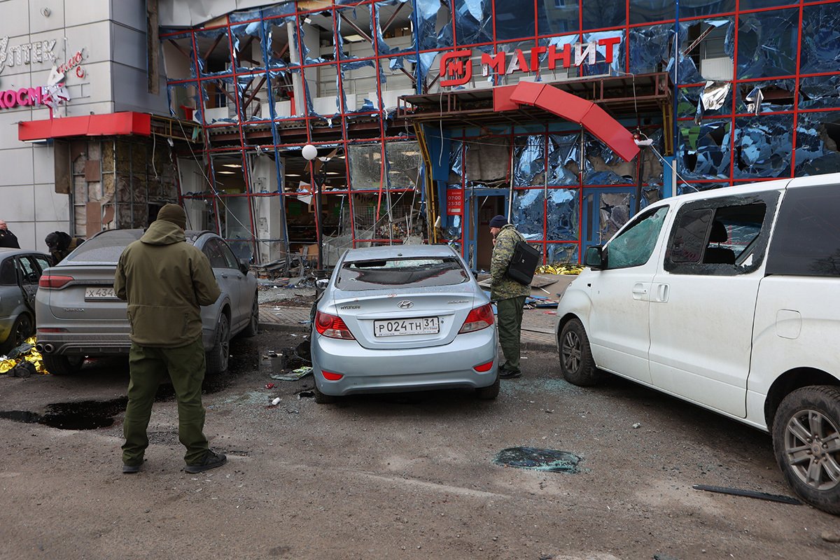 Военные осматривают поврежденные здания и автомобили после обстрела Белгорода Украиной, 15 февраля 2024 года. Фото: Emil Leegunov / Anadolu / Getty Images