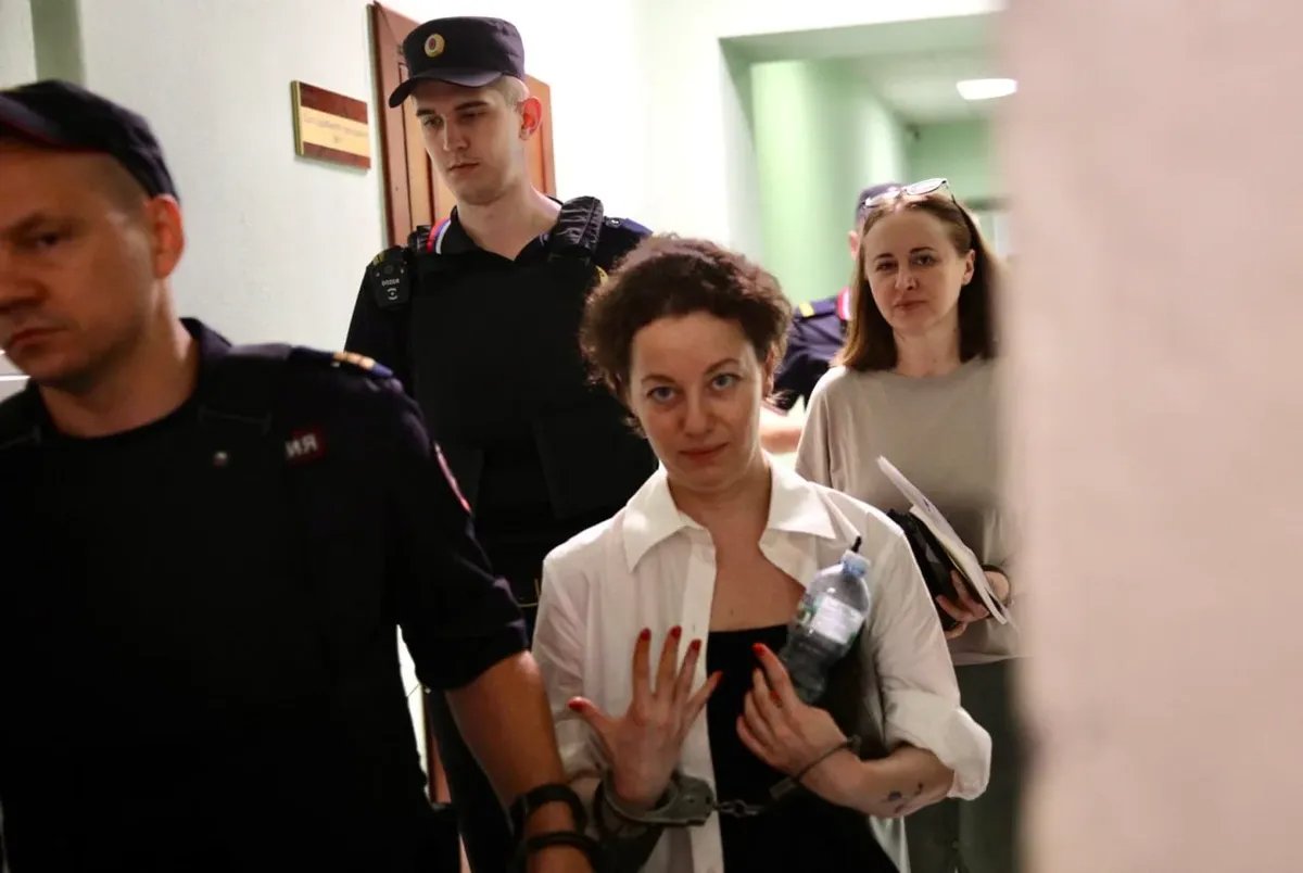 Yevgenia Berkovich (centre) and Svetlana Petriychuk (right) in court. Photo: Alexandra Astakhova / Mediazona