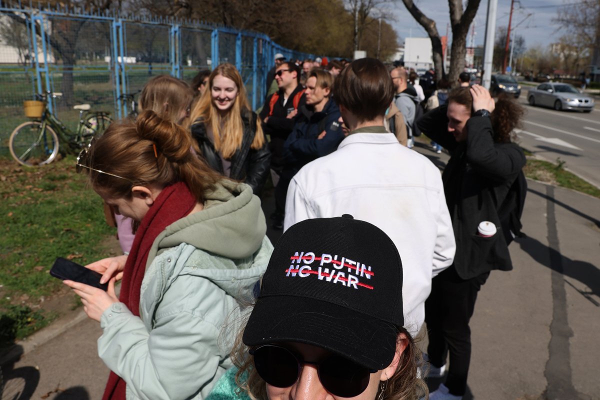 Женщина в кепке с надписью «Нет Путина, нет войны», пока люди стоят в очереди на голосование у избирательного участка в Белграде, Сербия, 17 марта 2024 года. Фото: Andrej Cukic / EPA-EFE