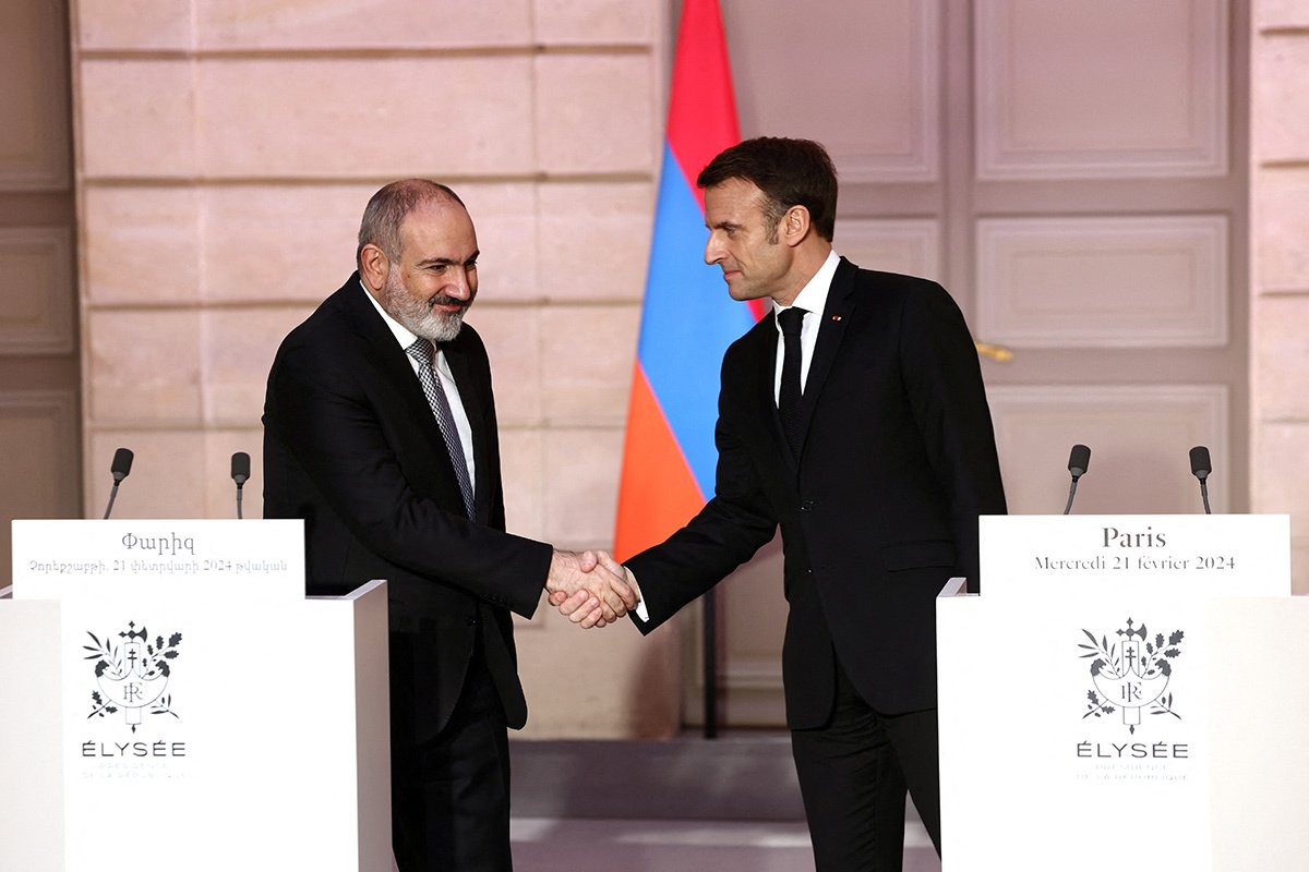 Президент Франции Эммануэль Макрон (справа) пожимает руку премьер-министру Армении Николу Пашиняну во время совместной пресс-конференции в Париже, 21 февраля 2024 года. Фото: Stephanie Lecocq / EPA-EFE