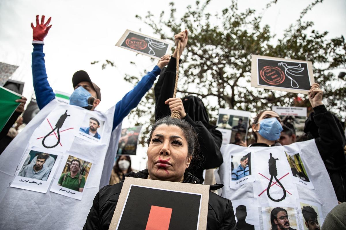 Protesters in Tehran, October 12, 2022. Photo: Onur Dogman / SOPA Images / LightRocket / Getty Images