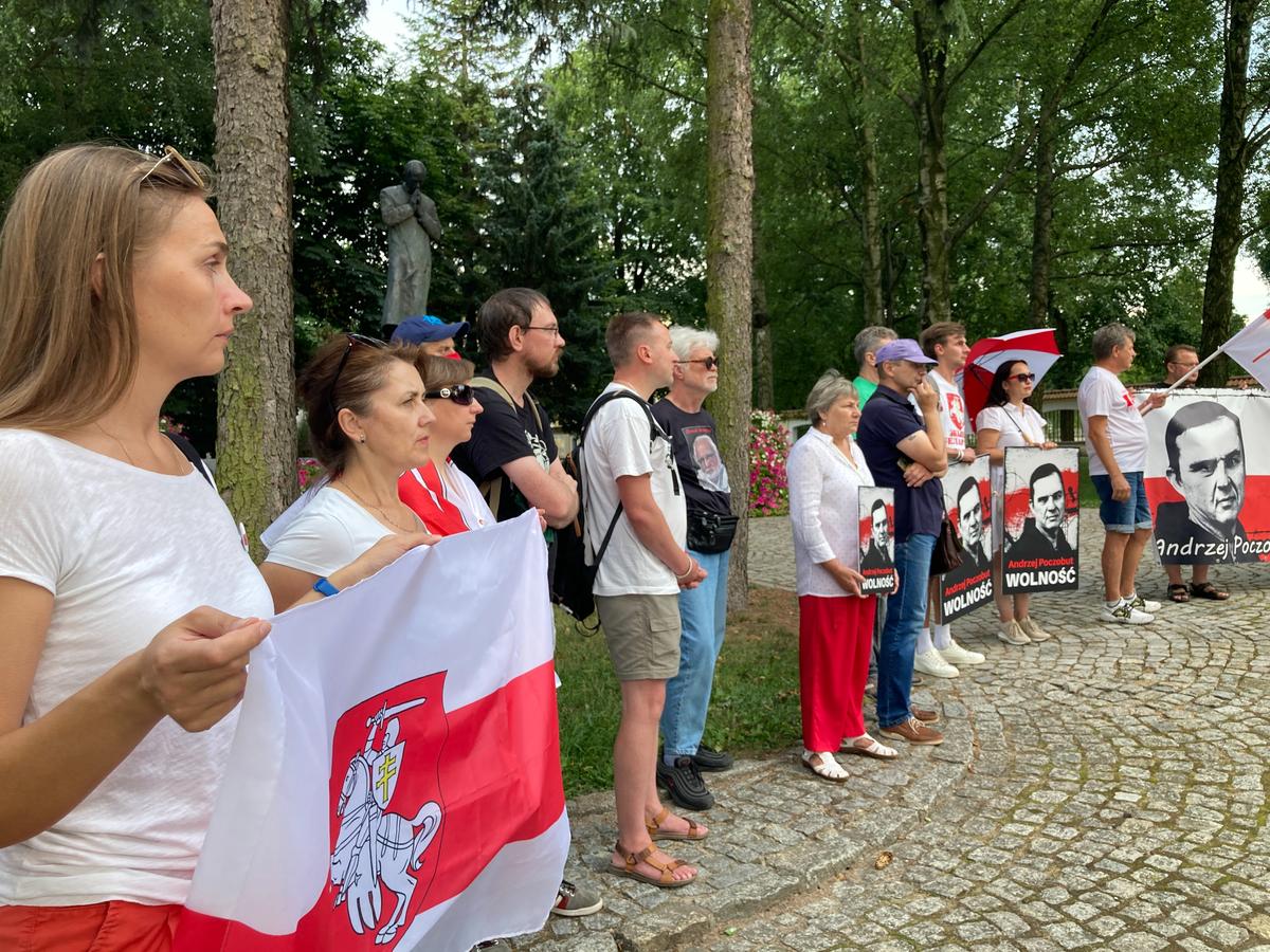 Акция активистов из Беларуси, слева Марина и Алена. Фото: Ирина Гарина, специально для «Новой газеты Европа»