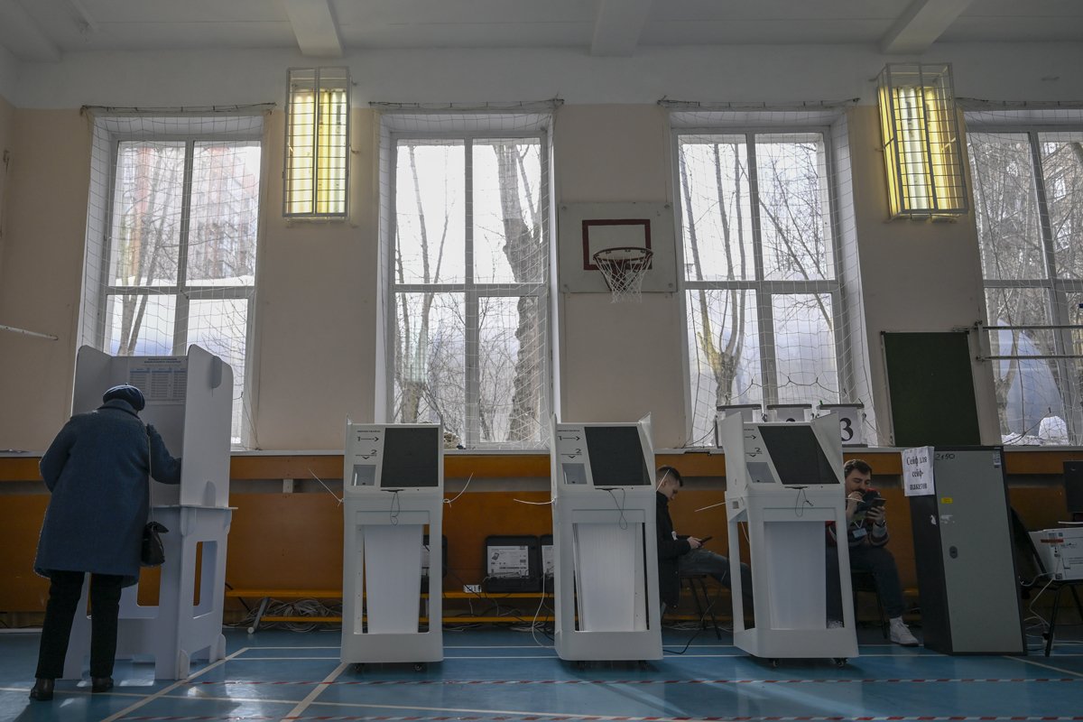 Терминал электронного голосования (ТЭГ) на участке в Москве. Фото: Sefa Karacan / Anadolu / Getty Images
