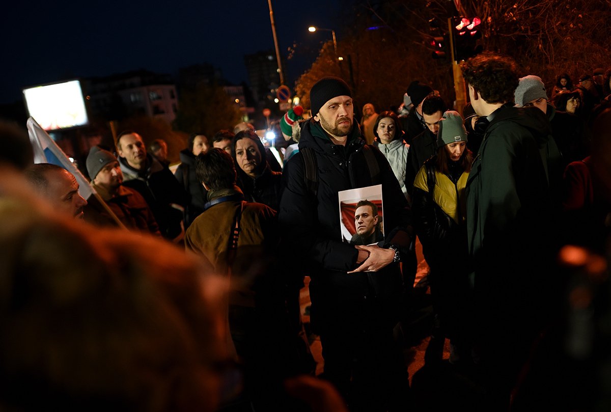 Акция в память об Алексее Навальном после его смерти у здания посольства России в Софии, 16 февраля 2024 года. Фото: Василий Донев / EPA-EFE
