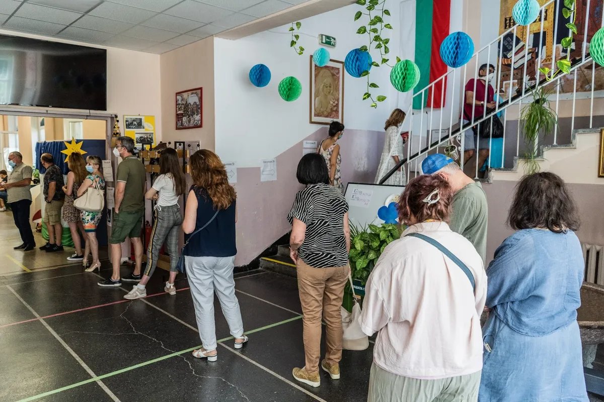 A queue of voters at a polling station during parliamentary elections in Bulgaria on July 11, 2021. Photo:Hristo Rusev / Getty Images