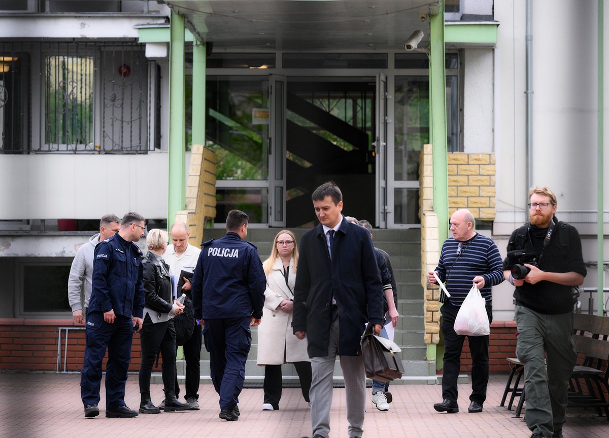 Полиция и представители городских властей стоят у здания бывшей российской средней школы в Варшаве, Польша, 29 апреля 2023 года. Фото: Jaap Arriens / NurPhoto / Getty Images
