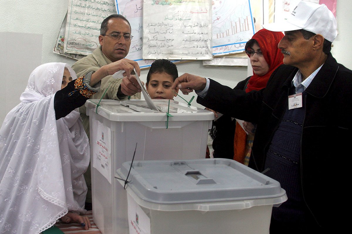 Палестинцы голосуют на выборах в Палестинский законодательный совет, рано утром, 25 января 2006 года. Фото: Ali Ali / EPA