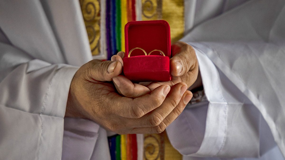 Ватикан разрешил трансперсонам принимать крещение и быть свидетелями на венчании