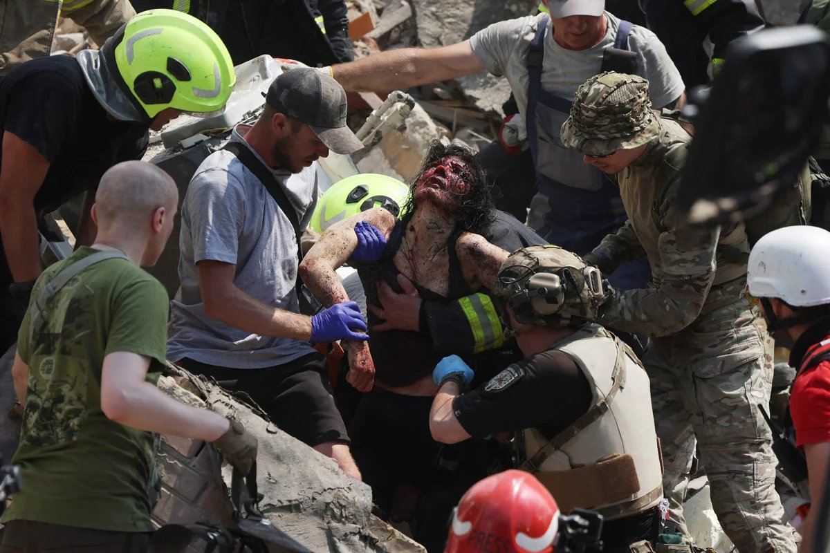 First responders rescue an injured woman from the rubble of a residential building after a Russian air strike on Kyiv, 8 July 2024. Photo: Anatoly Stepanov / AFP / Scanpix / LETA