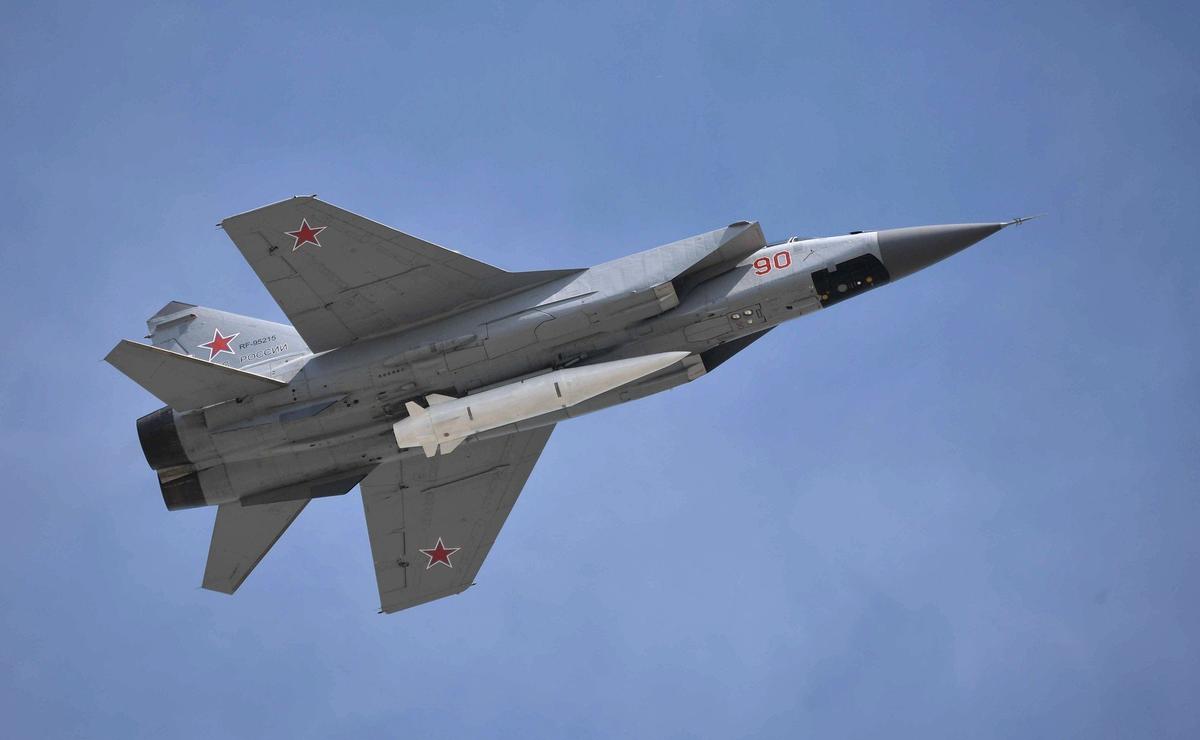 Mig-31K with a Kinzhal hypersonic missile dummy. Photo: Wikimedia