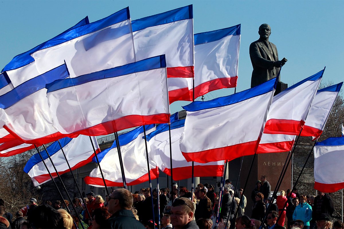 Митингующие с крымскими флагами на площади Ленина в Симферополе за день до референдума, Крым, Украина, 15 марта 2014 года