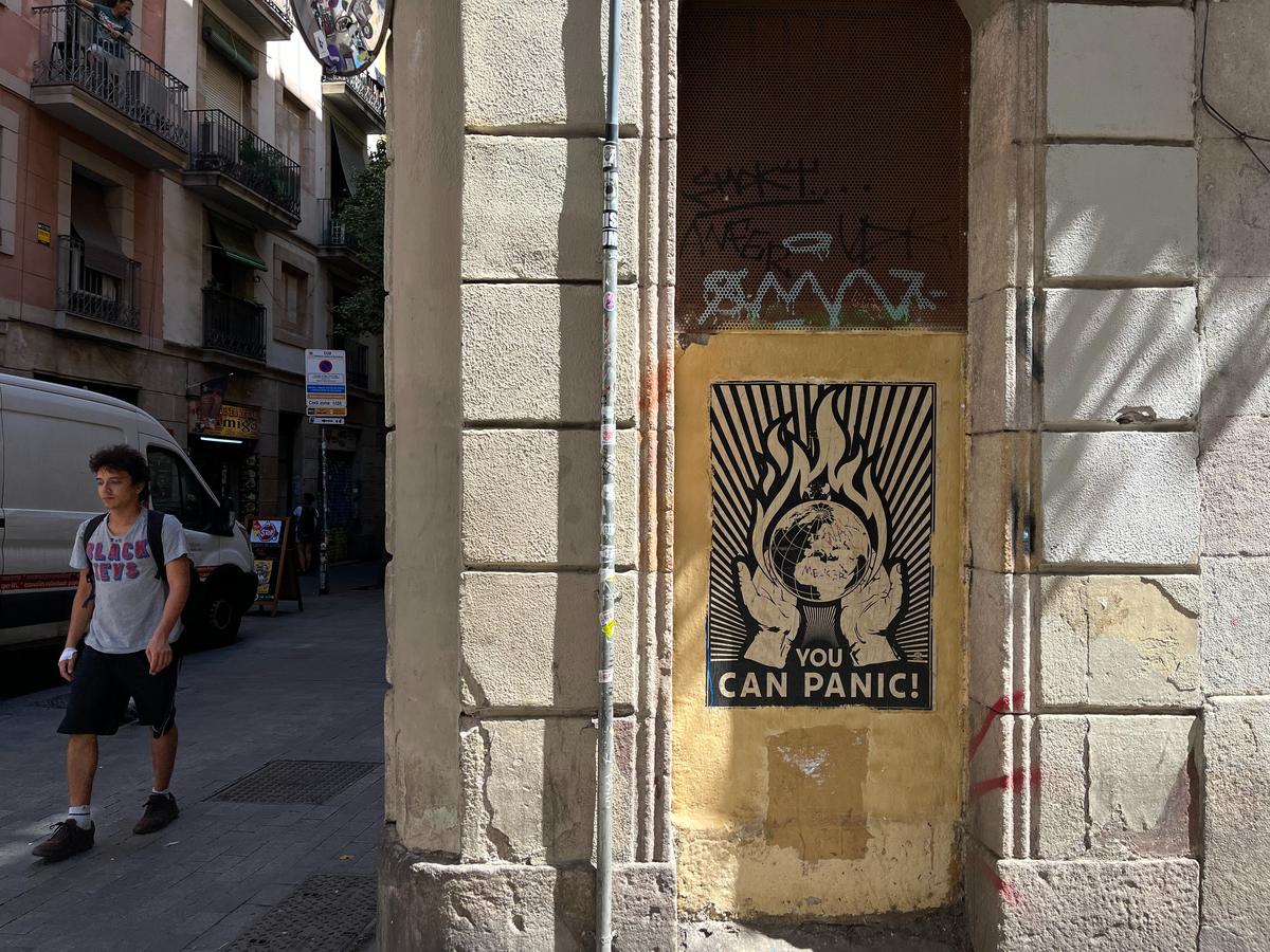 Плакат на здании в центре Барселоны. Фото: Кира Киселева, «Новая-Европа»