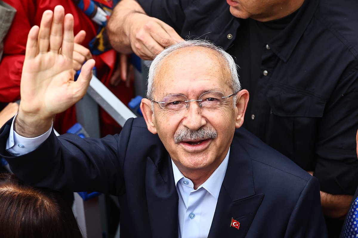Кемаль Киличдароглу, лидер оппозиционной Республиканской народной партии, машет рукой своим сторонникам после голосования на избирательном участке в Анкаре, Турция, 28 мая 2023 года. Фото: Sedat Suna / EPA-EFE